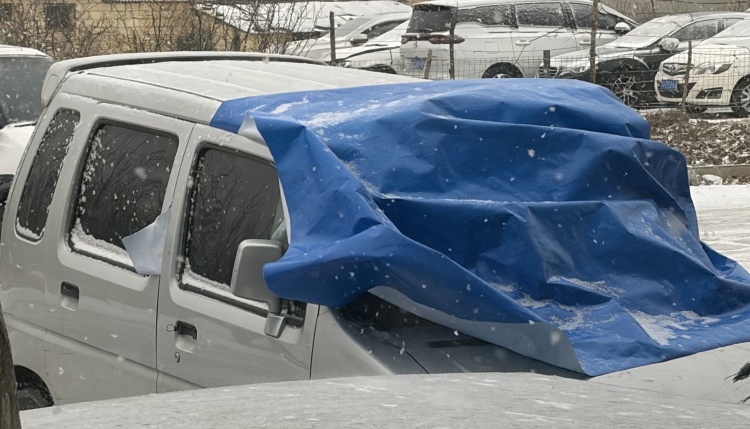 Qarlı havada avtomobilin üzlənməsi üçün PE brezentlərinin tətbiqi